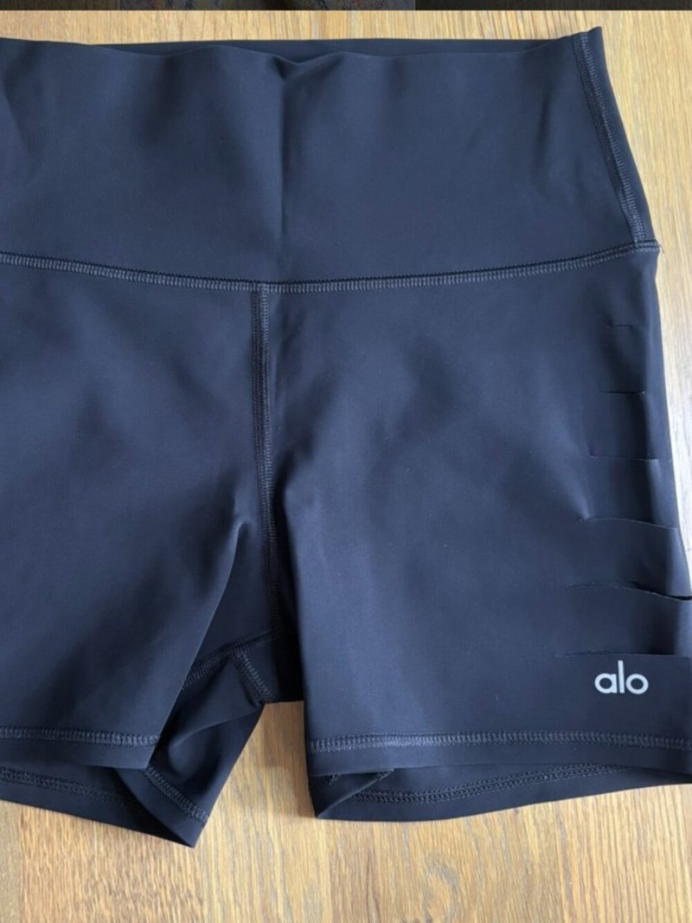 Alo Yoga Ripped Bike Shorts sz small